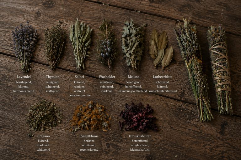 Anleitung für selbstgemachte Räucherkegel aus Salbeiblättern mit Lavendel und Blüten